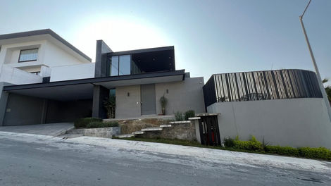 CASA EN SIERRA ALTA - 9° SECTOR