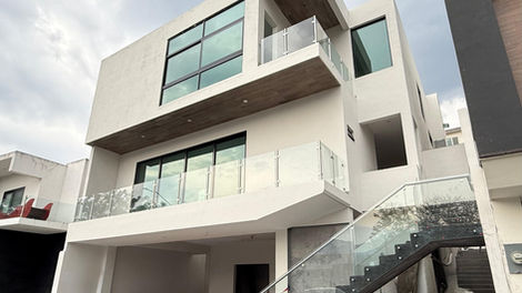 Esta moderna residencia de 527 m² barda perimetral, caseta y servicio de vigilancia (24 hrs/7 días). Esta privada se encuentra ubicado en una tranquila zona en la carretera nacional rodeado de áreas naturales muy cerca de todo. A escasos 10 minutos de los centros comerciales Esfera City Center, Pueblo Serena y la zona comercial de La Rioja. 