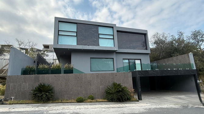 Esta moderna residencia de 587.97 m² en excelente ubicación frente a parque y hermosas vistas se encuentra en el 9° Sector de la colonia Sierra Alta, el cual cuenta con acceso controlado, barda perimetral, caseta y servicio de vigilancia (24 hrs/7 días). Esta privada se encuentra ubicado en una tranquila zona en la carretera nacional rodeado de áreas naturales muy cerca de todo. A escasos 10 minutos de los centros comerciales Esfera City Center, Pueblo Serena y la zona comercial de La Rioja.