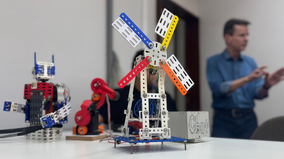 Primeiro robô do projeto CRIA usado para ensinar robótica educativa e educação para o trânsito