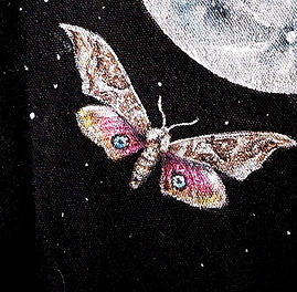 Detalle de maripodsa nocturna pintada a mano por Kuzen Saha. Camiseta personalizada