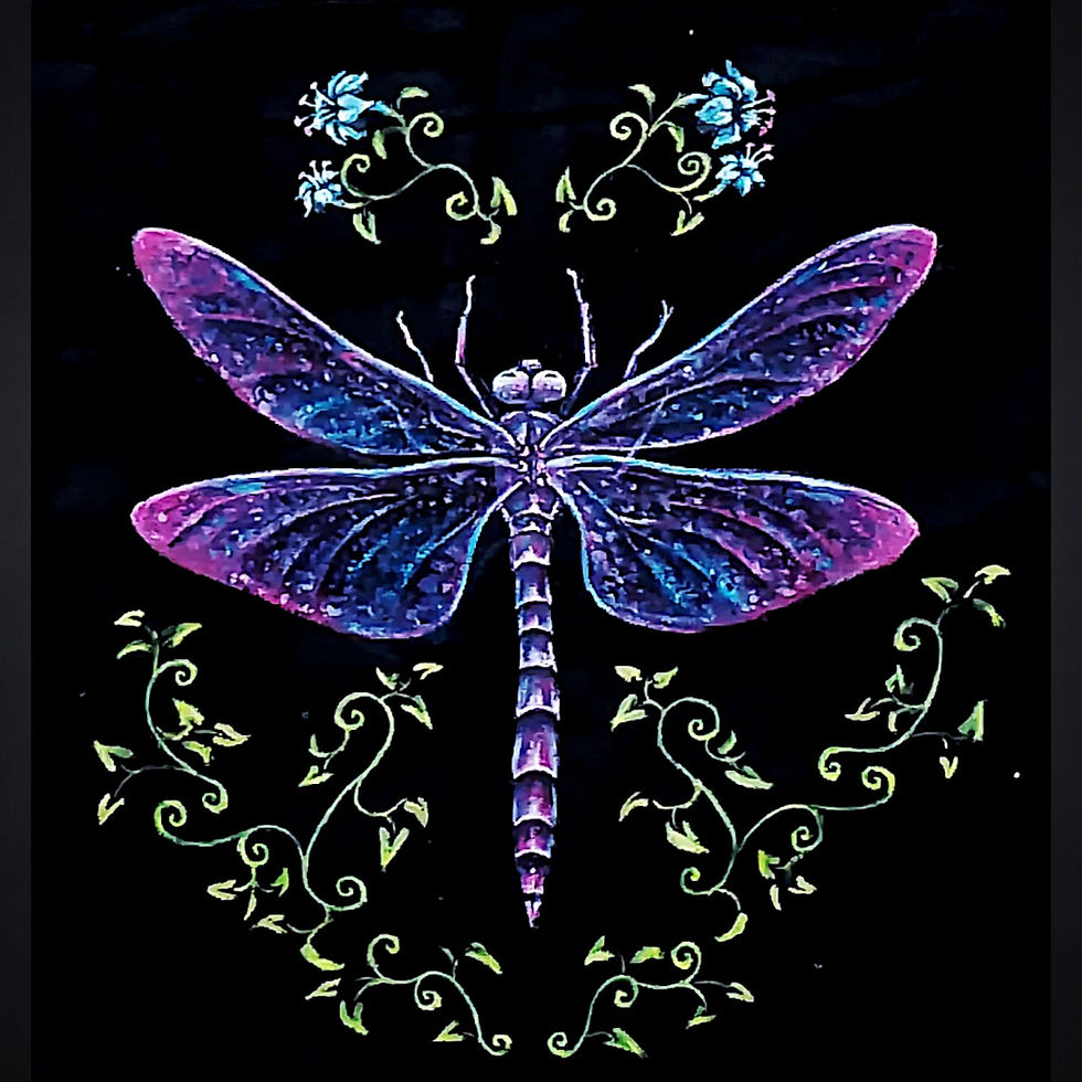 サムネイル： Detalle de la libélula, las flores y las filigranas vegetales pintadas a mano sobre la tote bag Libélula.