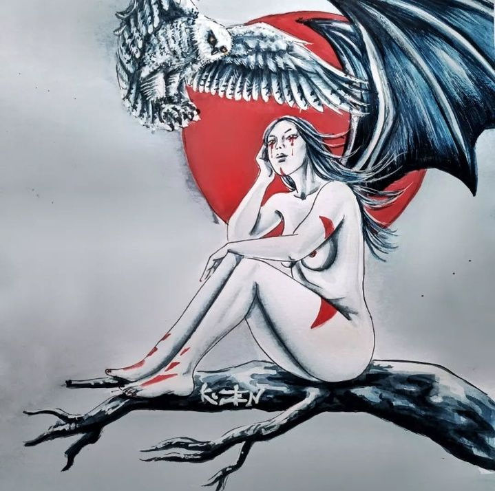 Figura femenina desnuda sentada sobre rama frente a sol rojo con gran ave de alas oscuras detrás