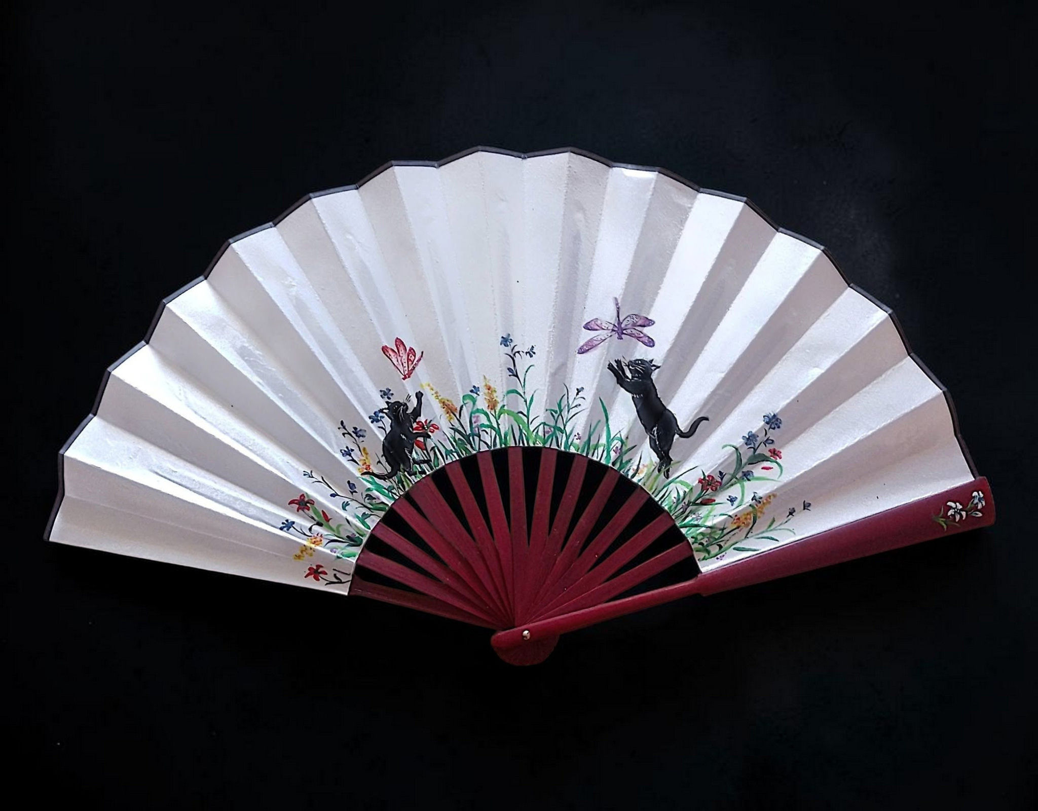 Abanico pintado a mano por Kuzen Saha con gatos, libélulas, hierbas y flores silvestres.