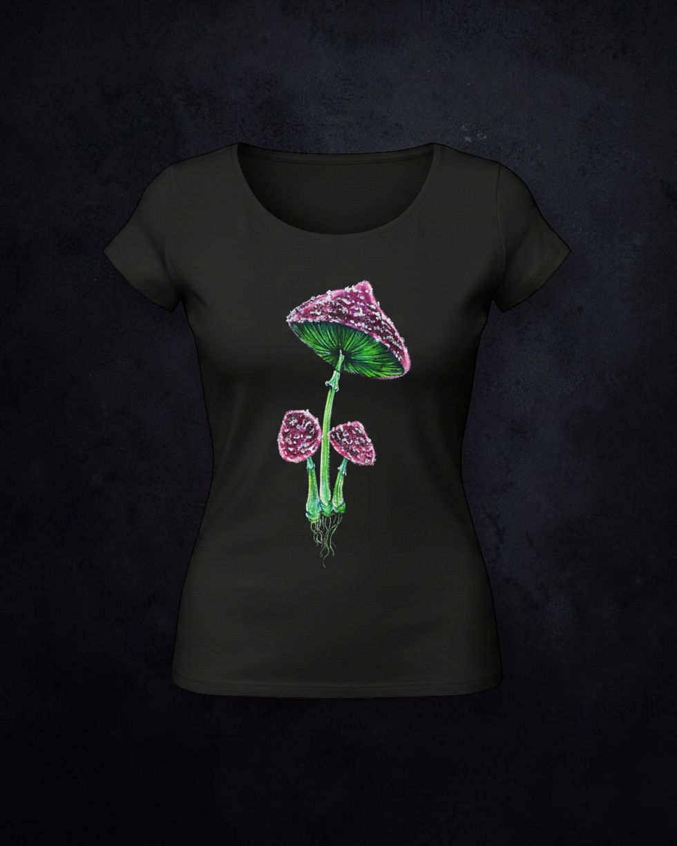 Camiseta negra Amanita fucsia pintada a mano con hongo en tonos intensos