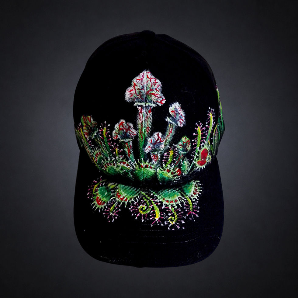 Carnívoras, gorra negra pintada a mano por Kuzen Saha con plantas carnívoras, flores y vegetación de colores.