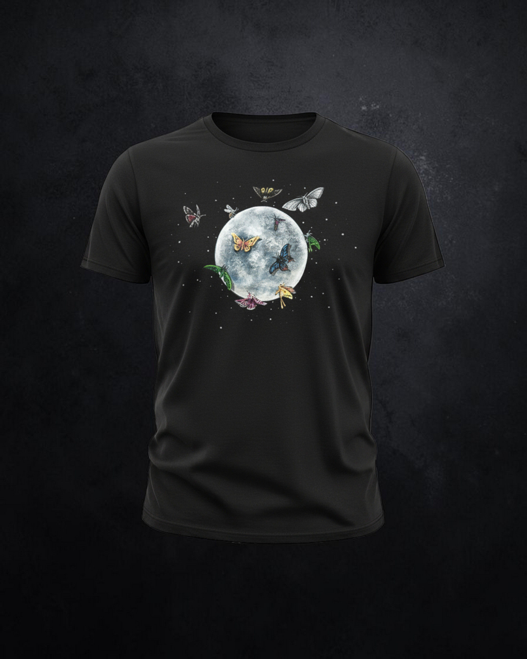 Luna y polillas camiseta pintada a mano Kuzen Saha vista frontal