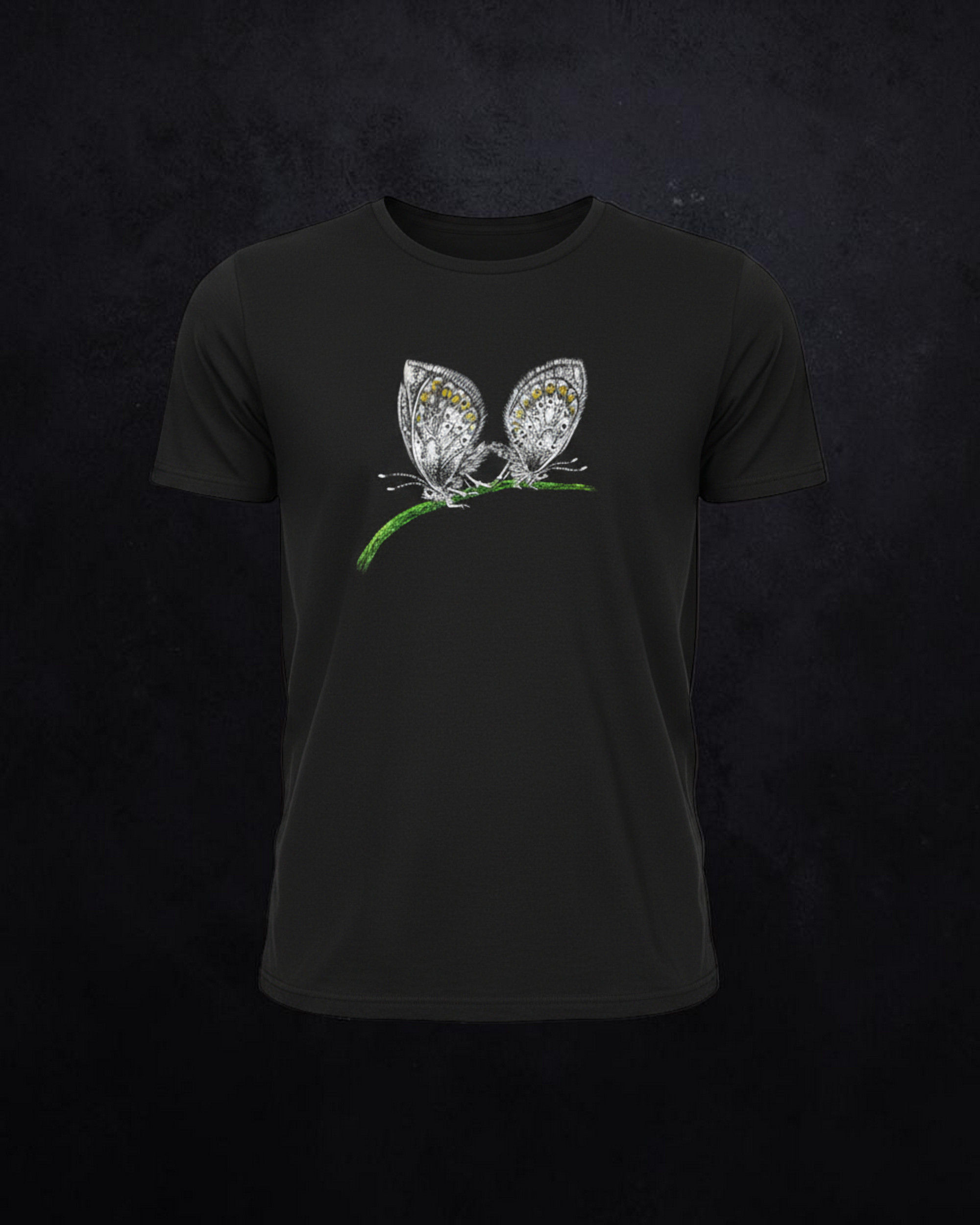 Camiseta mujer Argus pintada a mano con dos mariposas en unión en vuelo