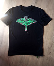Camiseta personalizada pintada a mano por Kuzen Saha