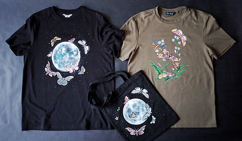 Camisetas pintadas a mano con orquideas y mariposas nocturnas por kuzen Saha