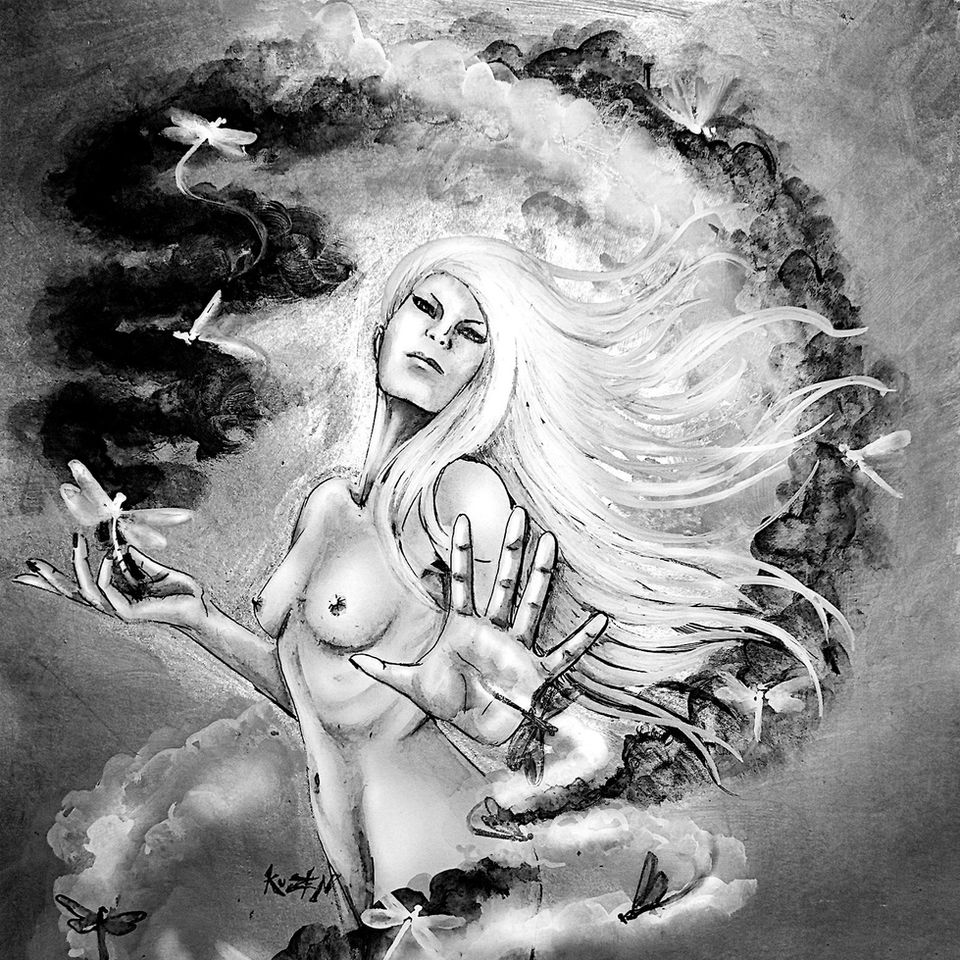 Figura femenina en escala de grises con cabello al viento entre nubes y libélulas composición simbólica de alto contraste