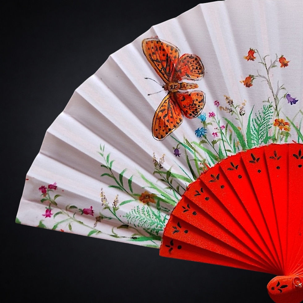 サムネイル： Detalle de Alas naranjas con mariposa naranja, flores pequeñas, tallos verdes y varillaje naranja decorado.