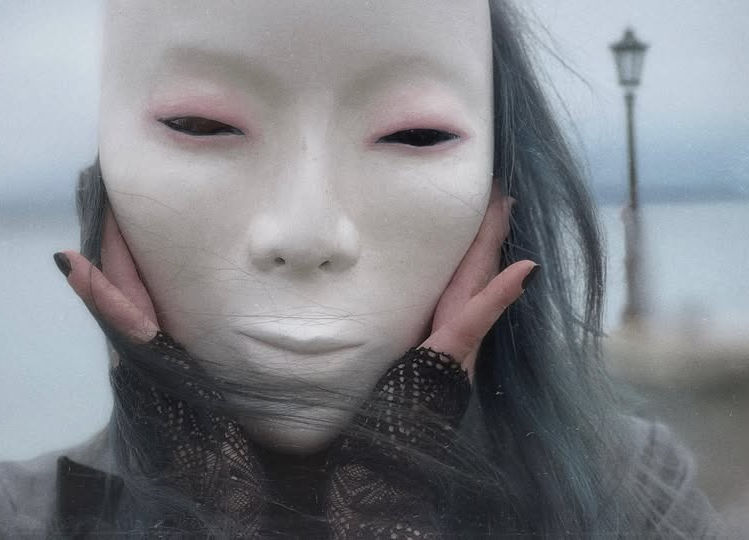 Kuzen Saha con máscara