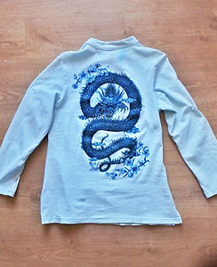 Camiseta personalizada Dragón pintada a mano por Kuzen Saha