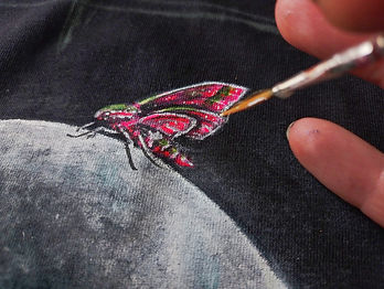 pintada a mano por Kuzen Saha. Camiseta personalizada