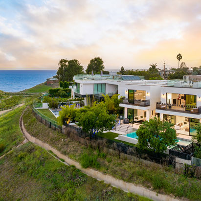 האמנות של מכירת חלום: כך יוצרים וידאו נדל"ן שסוגר עסקאות יוקרה