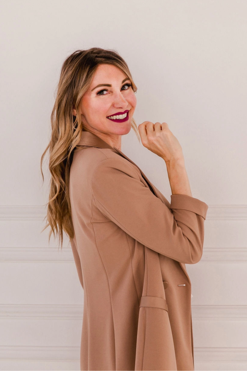 Sonia Secchi, esperta di comunicazione e marketing digitale che guarda verso di te