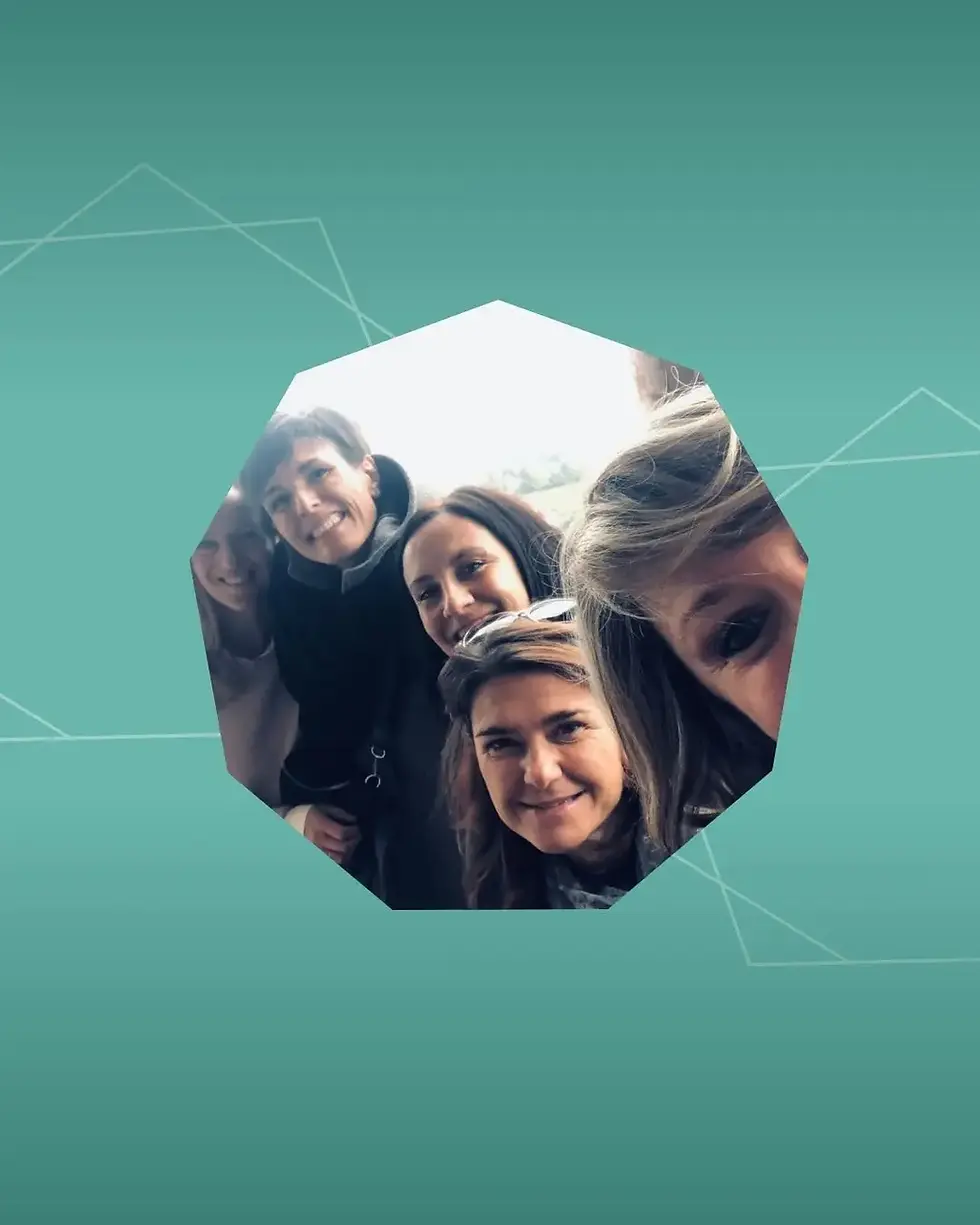 Selfie, foto ricordo di Ingrid con le sue clienti