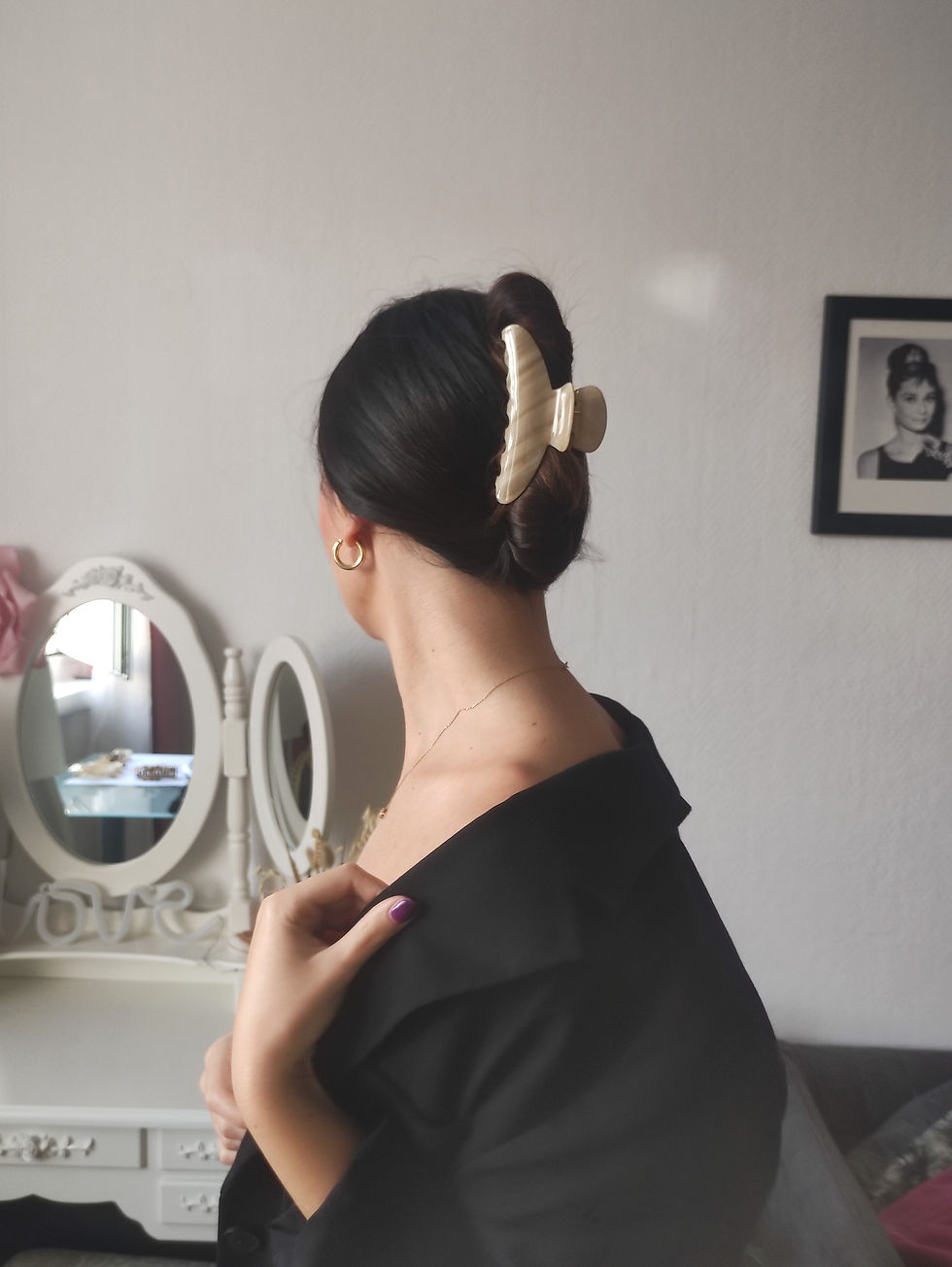 Thumbnail: milky hair claw clip, medium claw clip