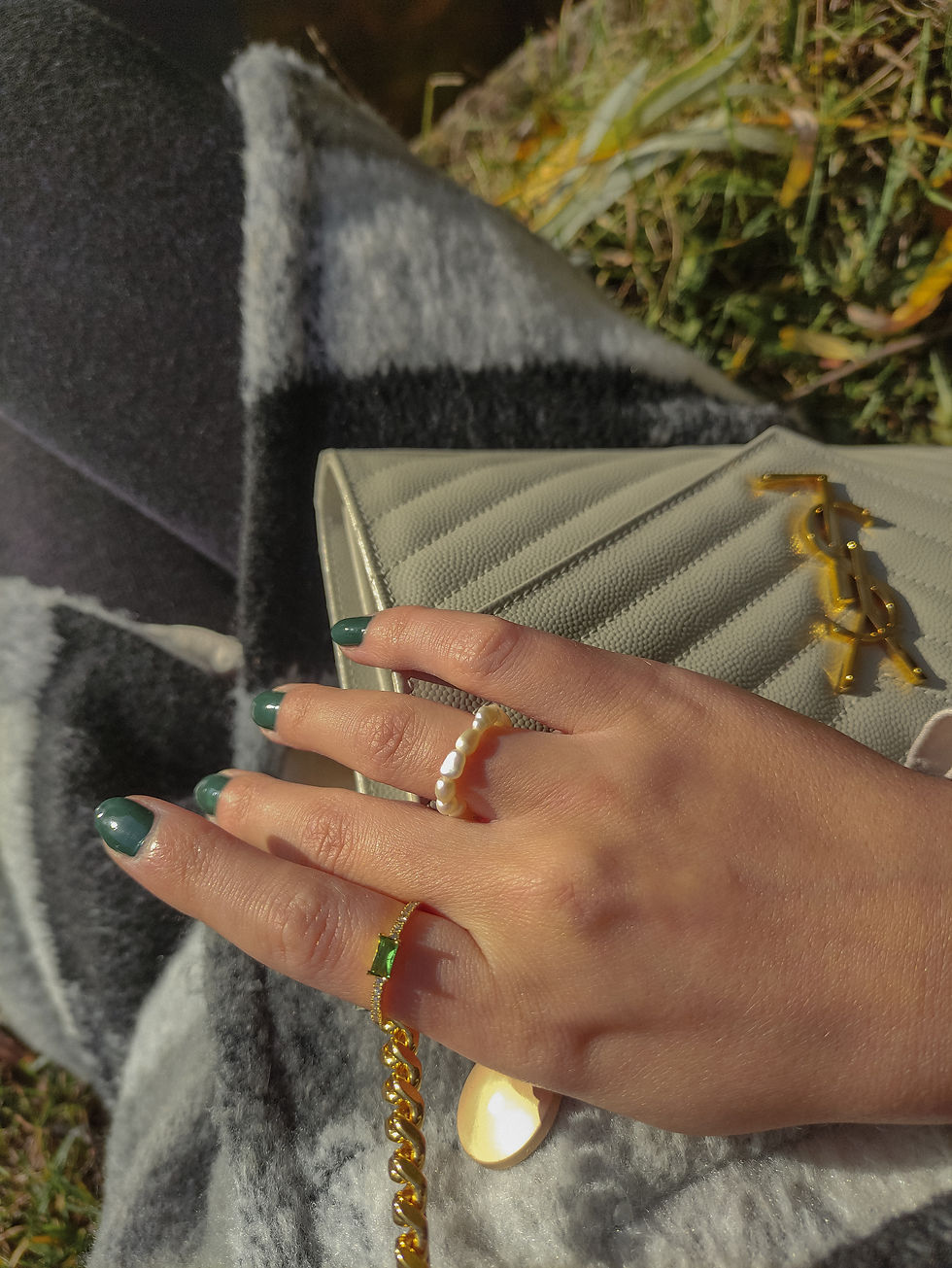 Miniaturbild: Ring mit grünem Stein 18 Karat