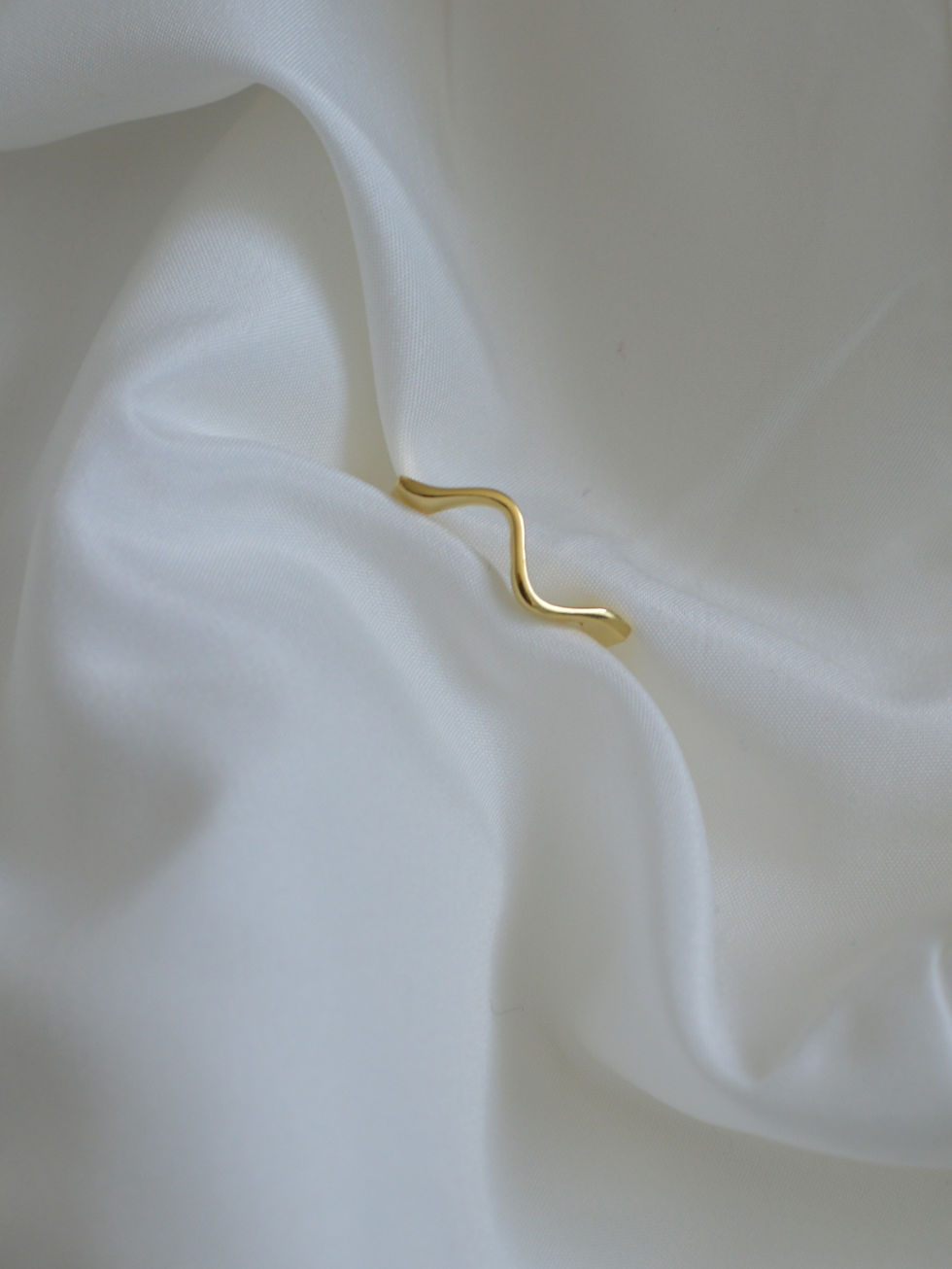 Miniaturbild: Wave Ring auf weißem stoff