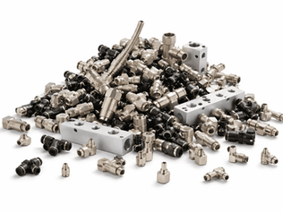Paslanmaz ve metal fittings çeşitleri: dirsek, tee, nipel, rakor ve farklı bağlantı parçalarının toplu görünümü.