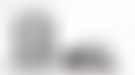 Resimde, gümüş renkli bir basınç tankı ve onun yanında duran bir pompa sistemi görünüyor. Basınç tankı, sıvıların depolanması ve dağıtımı için kullanılan bir bileşen olabilir. Pompa sistemi ise bu sıvıların basınçlı bir şekilde transfer edilmesini sağlıyor olabilir. Resim, endüstriyel bir süreç veya sistem için kullanılan ekipmanları gösteriyor gibi görünüyor.