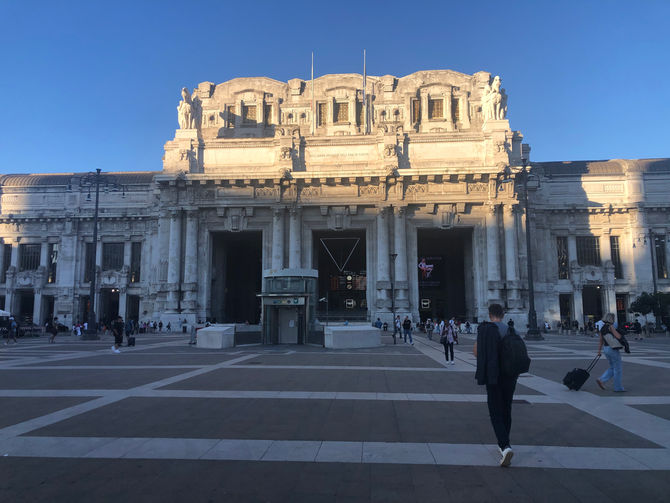 ÉPISODE 3 – LE TRAIN MILAN–PAVIA, OU COMMENT UN PERROQUET SÉDUCTEUR MET LA LOMBARDIE SENS DESSUS DESSOUS