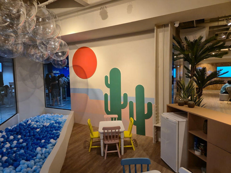 Adesivação e ambientação visual interna para espaço comercial produzidas pela Visual Rio