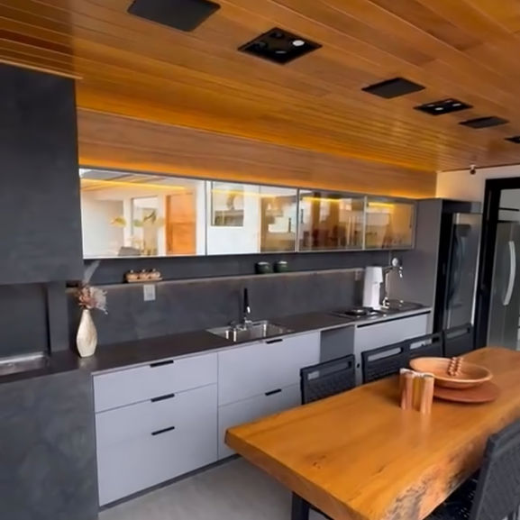 Lambri em madeira Tauari aplicado no teto com acabamento natural.