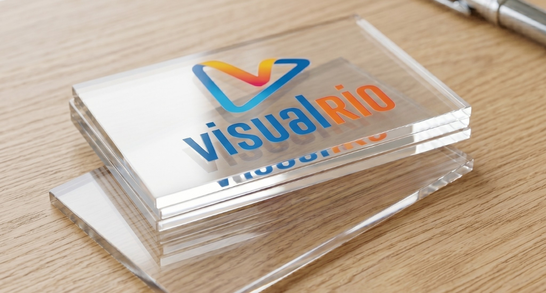cartão de visita premium em acrílico com impressão colorida e logotipo visual rio