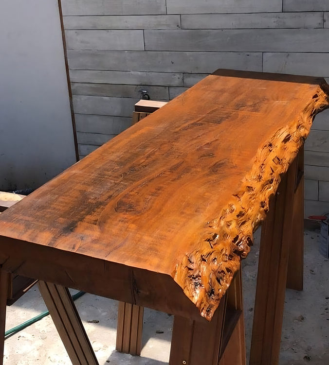 Mesa rústica em madeira maciça com acabamento natural.