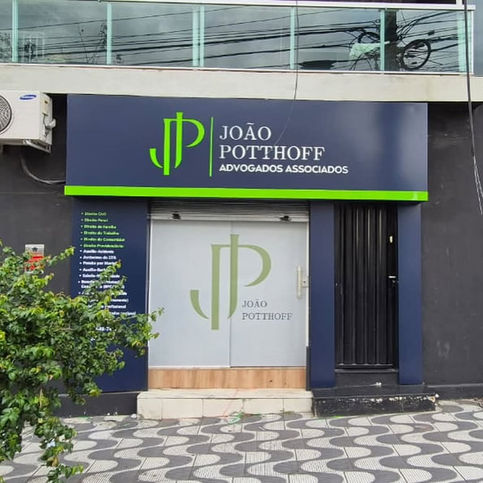 Fachada comercial com identidade visual aplicada em letreiro e revestimento externo