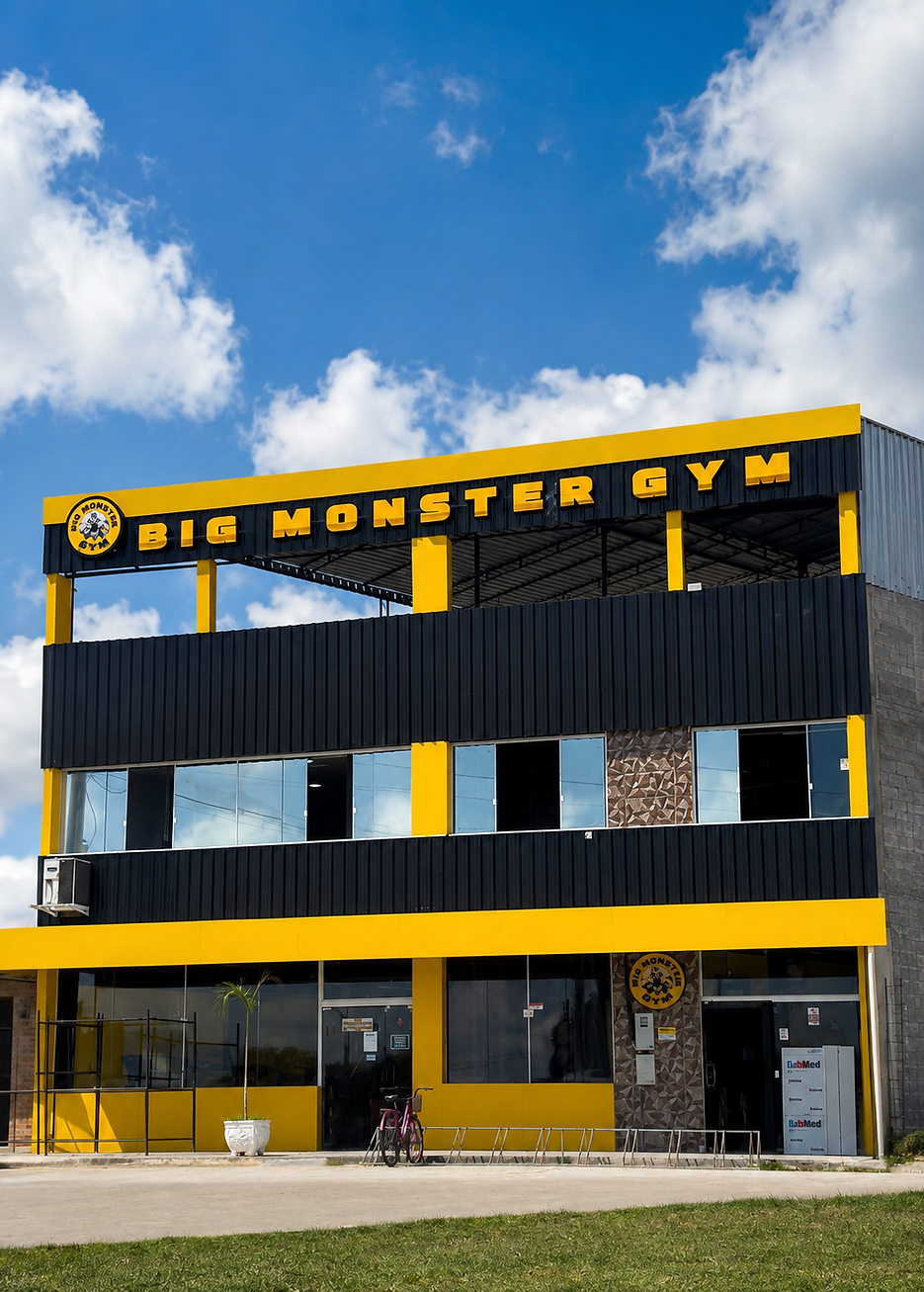 Fachada do Big Monster Gym com comunicação visual em preto e amarelo
