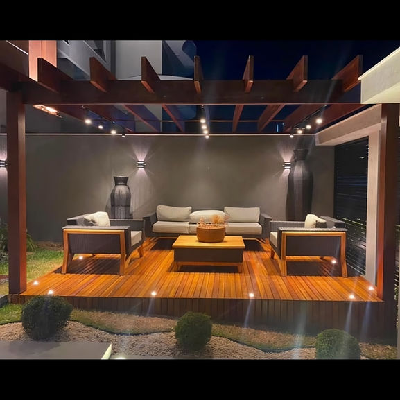 Pergolado de madeira instalado em área externa.