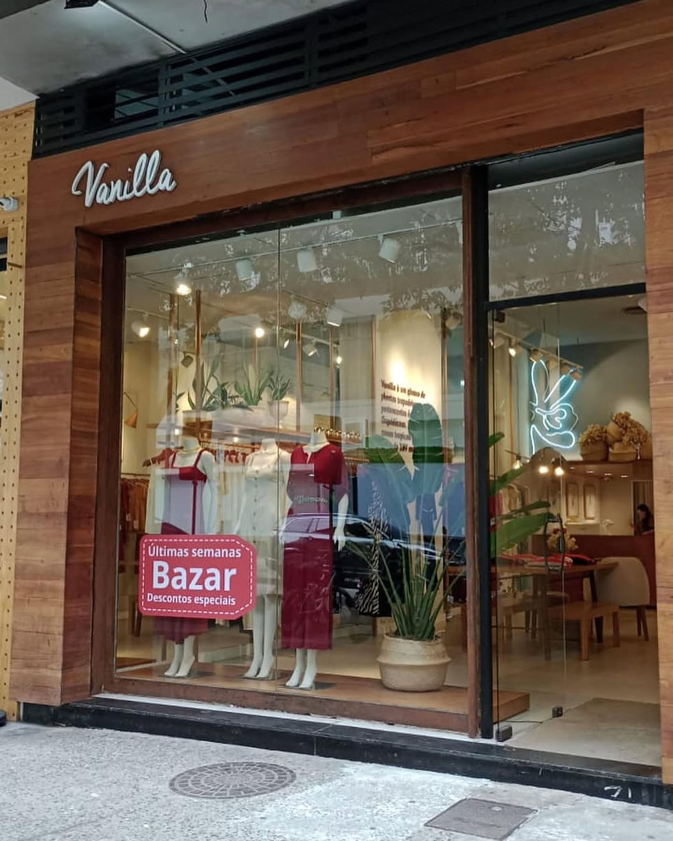 fachada e vitrine de loja com adesivação institucional da marca