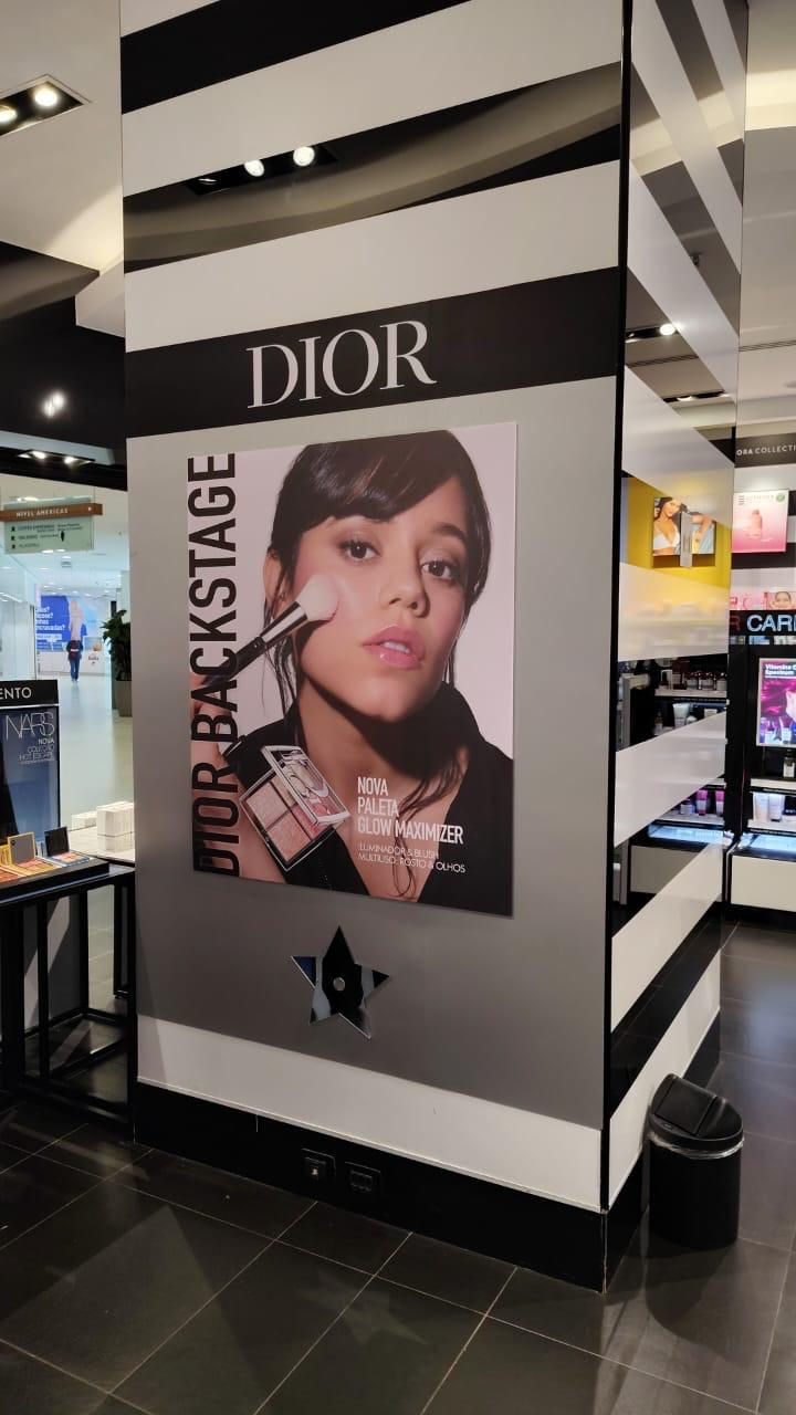 adesivação de display Miss Dior em ponto de venda de perfumaria