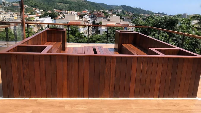 Praça de fogo integrada a deck de madeira Cumaru em área externa.