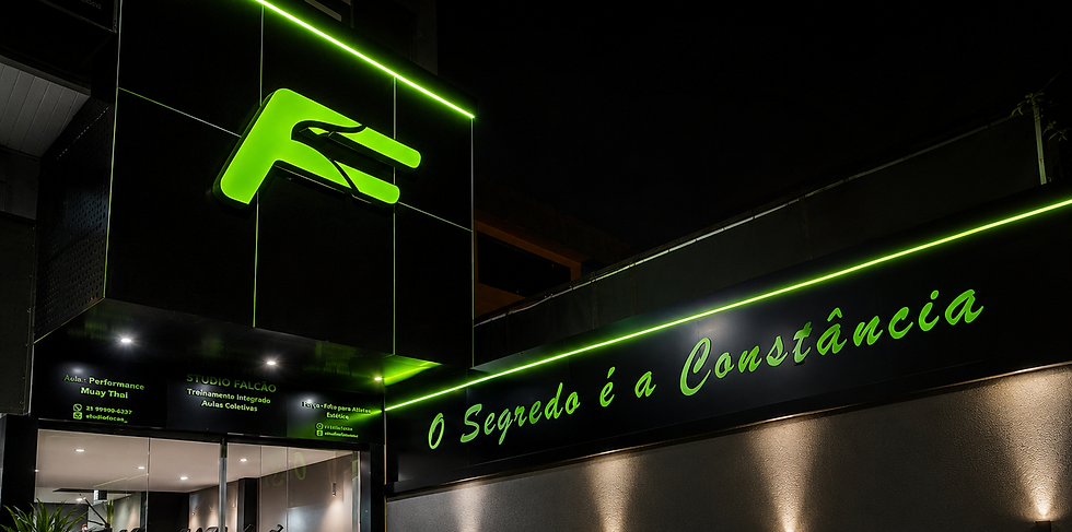 Fachada do Studio Falcão com revestimento preto e iluminação em verde