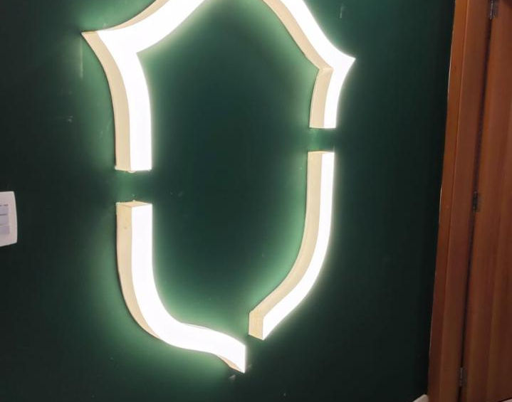 letreiro luminoso decorativo aplicado em parede interna