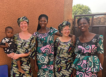 Daniela Zumbil und Johanna Yousofi mit Gastmutter Pauline Chabi und Krankenschwester Sala Chabi