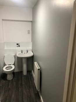 Bathroom with a grey wall