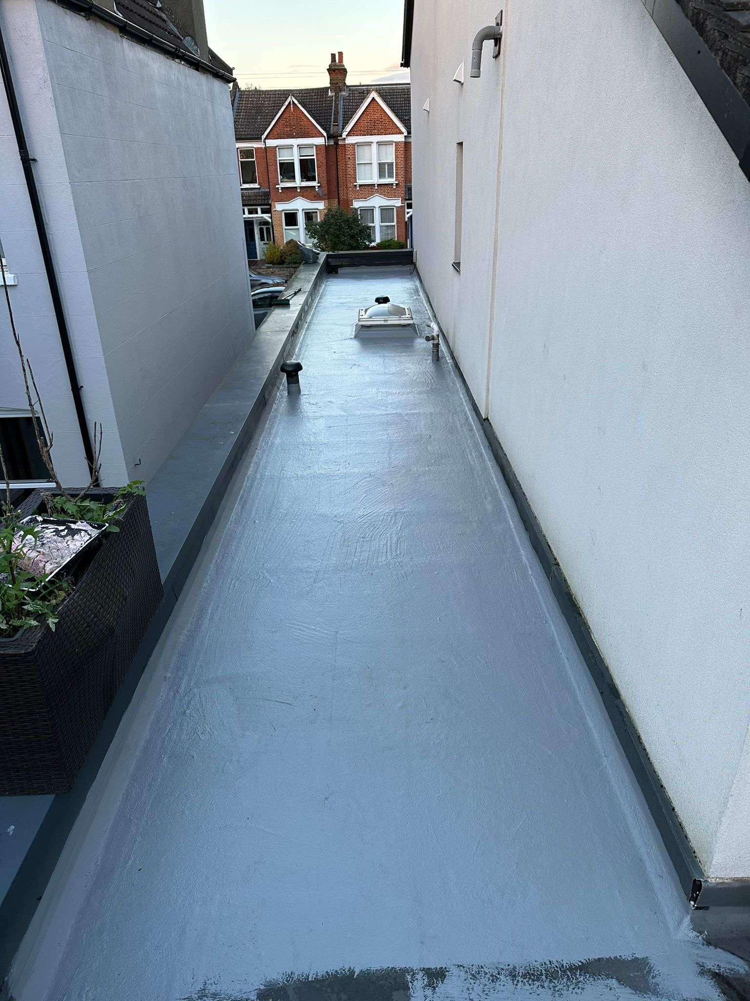 wh-roofing-narrow-flat-roof-with-parapet-wall-and-drainage-05.jpg