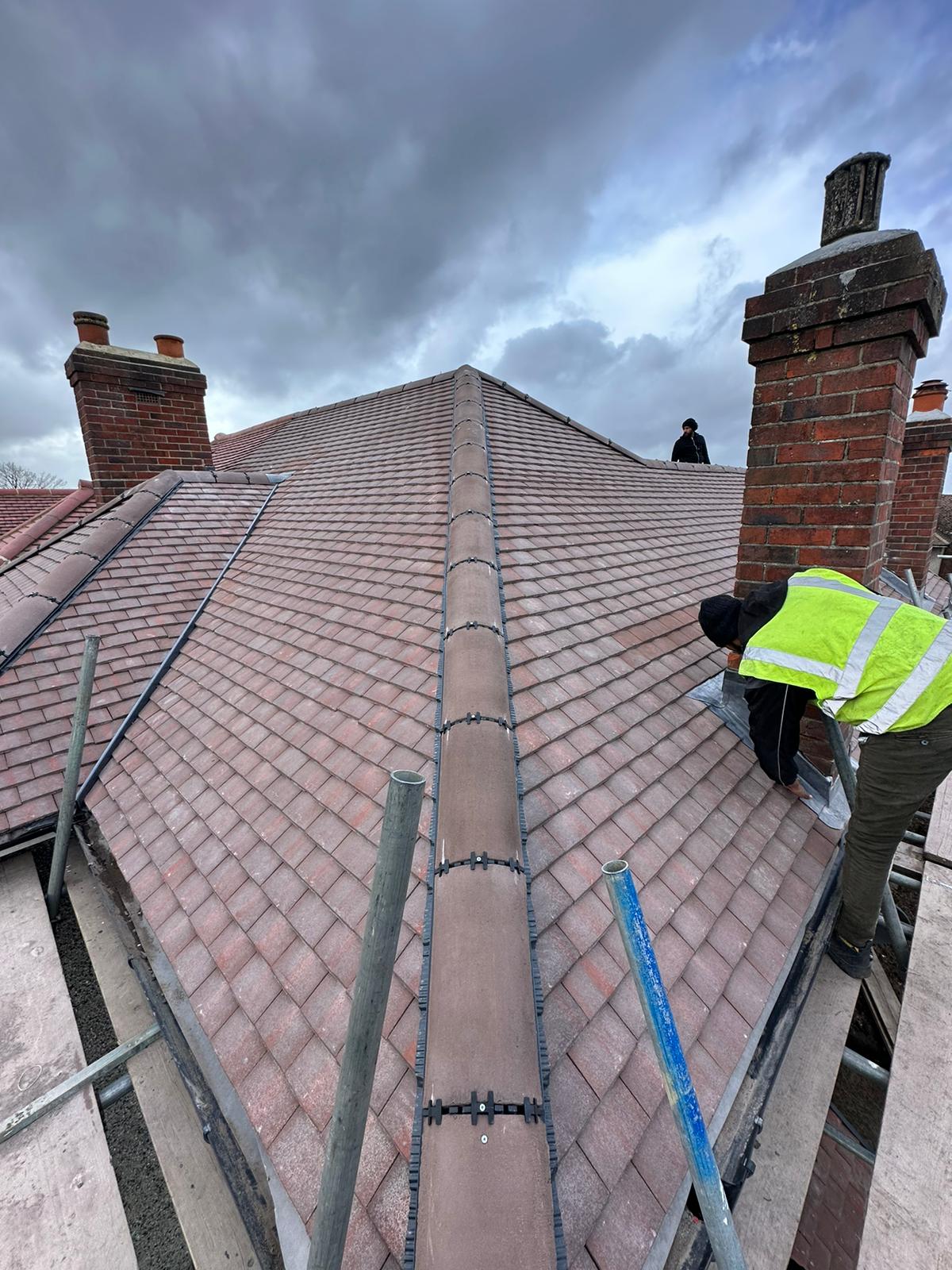wh-roofing-roofer-working-on-hipped-roof-near-chimney-26.jpg