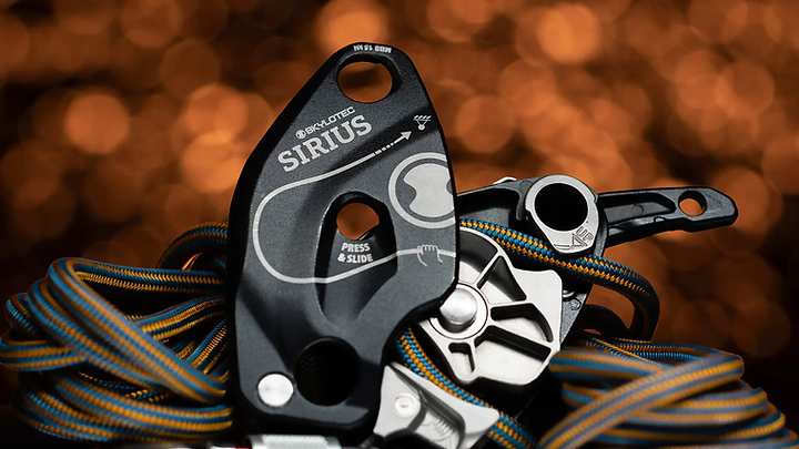 Sirius rope access descender device with ropes and climbing equipment