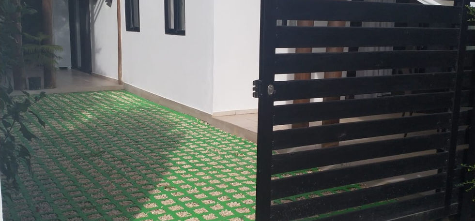 Independent entrance with electric gate and private parking area in front of the ground-floor apartment in Dominicus.