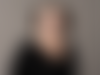 Carolyn Saint-Pé is a bilingual French / English actress