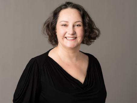 Carolyn Saint-Pé is a bilingual French / English actress