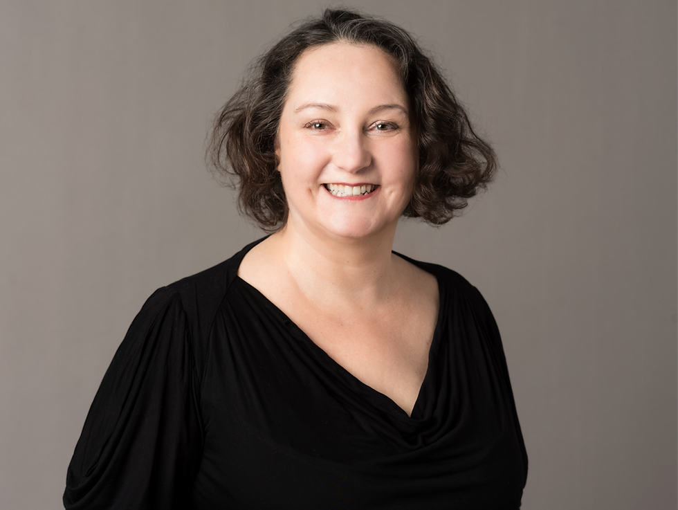 Carolyn Saint-Pé is a bilingual French / English actress