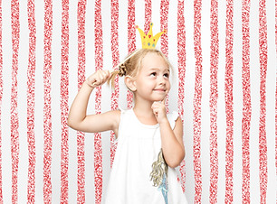 Девушка позирует в Photo Booth